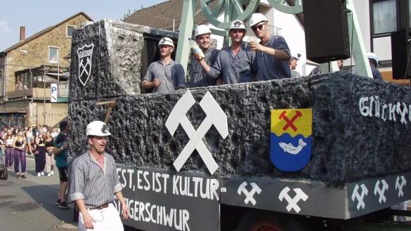 Bergwerk: Der Wagen der Seniorenfu&szlig;baller der TSG Hohenhausen erhielt viel Beifall. - &copy; Wulf Daneyko