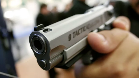 Die Polizei sucht nun mit Fahndungsfotos nach zwei der R&auml;uber, die zuletzt in Bielefeld Gesch&auml;fte &uuml;berfallen haben. - &copy; Symbolfoto: picture alliance / dpa