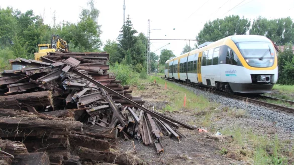 Noch f&auml;hrt die Eurobahn an den fein s&auml;uberlich aufgestapelten Schienen und Schwellen vorbei, die Spezialmaschinen (hinten links) aus dem Boden geholt haben. Ab Freitag ist f&uuml;r zwei Monate Schluss mit Zugverkehr &ndash; die Strecke wird zwischen Detmold und Altenbeken erneuert. - &copy; Dieter Asbrock