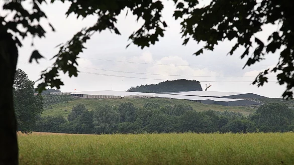 Bauarbeiten an der Deponie Hellsiek: In Mosebeck wird einerseits der Deponiekörper mit einer Überdachung abgedichtet, damit kein Sickerwasser mehr austreten kann. Außerdem werden dort Sonnenkollektoren auf einer Fläche von etwa 5,5 Hektar errichtet, was Strom für mindestens 1500 Haushalte liefern könnte. - © Vera Gerstendorf-Welle
