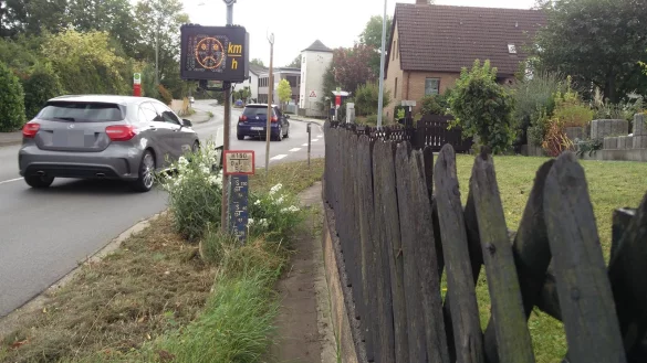 An der August-Hermann-Franke-Schule wird zu schnell gefahren: Der verärgerte Smiley der Geschwindigkeitsanzeige gilt aber nicht dem Auto, das gerade durchgefahren ist, sondern seinem Hintermann (nicht im Bild). - © Dieter Asbrock
