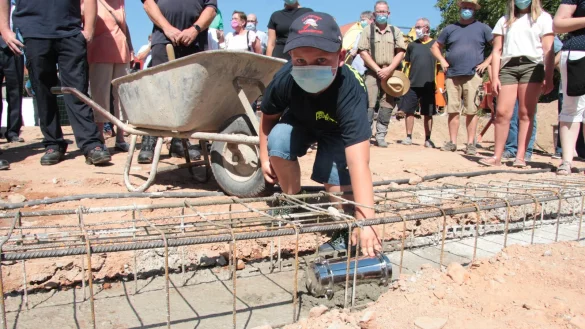 Der siebenj&auml;hrige Marlon Mannetter, Mitglied der Kinderfeuerwehr, hat die Zeitkapsel in das Fundament des neuen Multifunktionshauses eingelegt. Hier finden bald Feuerwehr, AWO und Vereine Platz unter einem Dach.&nbsp; - &copy; Carolin Brokmann-F&ouml;rster