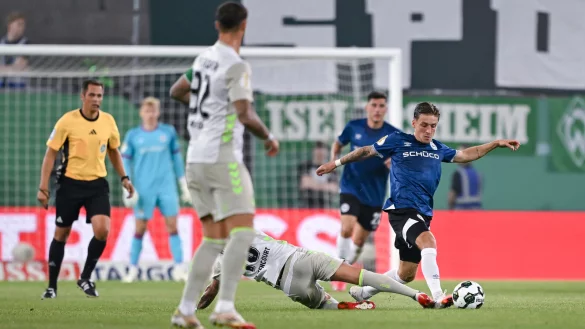 Der Bremer Leonardo Bittencourt holt Arminia-Profi Marvin Mehlem von den Beinen und sieht daf&uuml;r Gelb-Rot. - &copy; Teresa. Kroeger