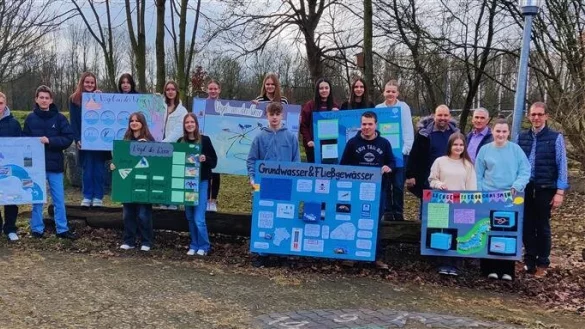 Pr&auml;sentieren die Prototypen: Joshua Zibart, Maximilian St&ouml;lting, Niclas Finkemeyer, Marie Tr&uuml;bert, Paulina Schmahl, Miriam Pauls, Jana Klassen, Emily Kr&auml;he, Lea Arent, Emily Mertz, Niklas Luft, Fiona Drews, Nora Barbula, Felix Flagmeier, Vera Janzen, Sven Anders (Stadt Lage &ndash; Fachbereich 4), Amy Zibart, Thorsten Paulussen (Stadt Lage &ndash; 1. Beigeordneter), Viktoria Gross, Wolfgang Somsen (Biologielehrer) - &copy; Realschule Lage