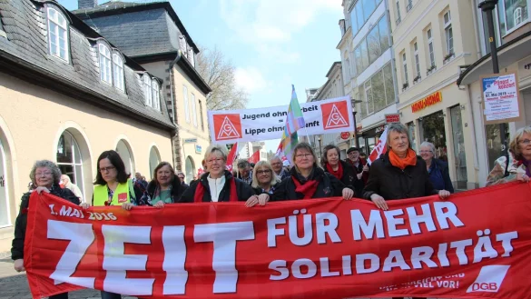 Die Kundgebungen am 1. Mai haben in der Vergangenheit, hier 2016 in Detmold, stets drau&szlig;en stattgefunden &ndash; das ist in diesem Jahr nicht m&ouml;glich. - &copy; Martin Hostert