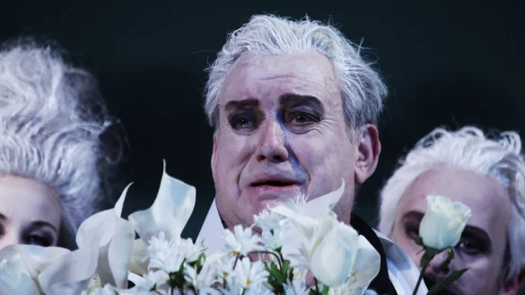 Beziehungsdrama: Aktuell ist Henry Klinder (Mitte) zusammen mit Ewa Rataj und Markus Hottgenroth im &bdquo;Totentanz&ldquo; zu erleben. - &copy; Landestheater, M. Kreutzfeldt