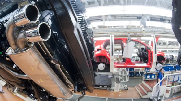 An der Fertigungsstrecke - &copy; Foto: Julian Stratenschulte