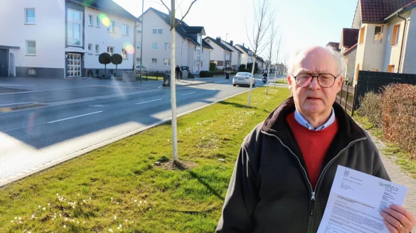 Anwohner Claus-Ulrich Kehne ist ver&auml;rgert dar&uuml;ber, dass die Stadt die Stra&szlig;enreinigungsgeb&uuml;hren so massiv angezogen hat. In der Hand h&auml;lt der 77-J&auml;hrige das Schreiben, mit dem die Verwaltung seinen Widerspruch ablehnt. - &copy; Janet K&ouml;nig