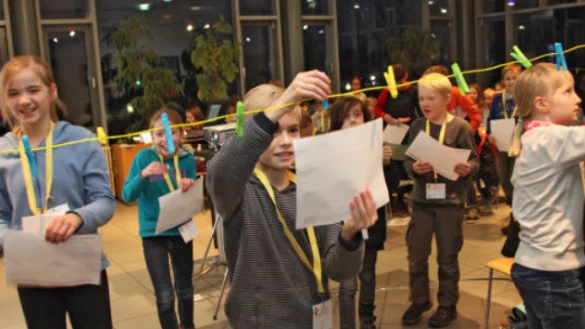 „Warum Superhelden immer Superkräfte haben": Die Fachhochschule des Mittelstandes lädt die Kinder-Uni Studenten in das Medien Centrum
Giesdorf ein. - © Vera Gerstendorf-Welle und Torben Gocke