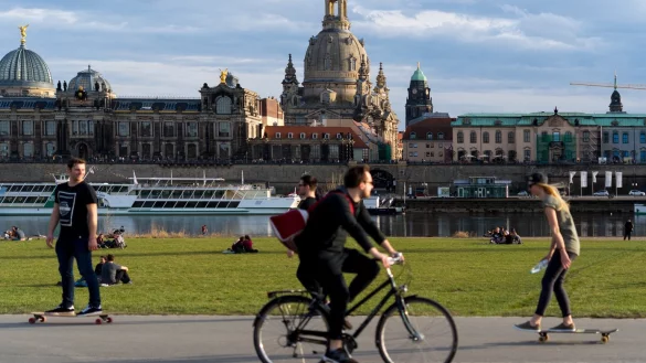Menschen vor Rasenfl&auml;che - &copy; Foto: Monika Skolimowska