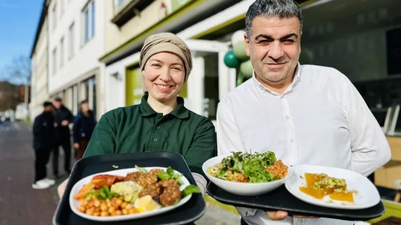 Stephanie und Mehmet Dikilitas pr&auml;sentieren vor ihrem "Caf&eacute; Sesam" in der Kreuzstra&szlig;e frisch zubereitete Speisen. - &copy; Stefan Becker
