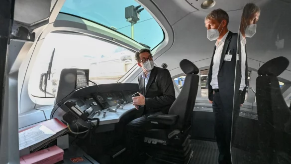 Scheuer besucht DB - &copy; Foto: Patrick Pleul/dpa-Zentralbild/dpa