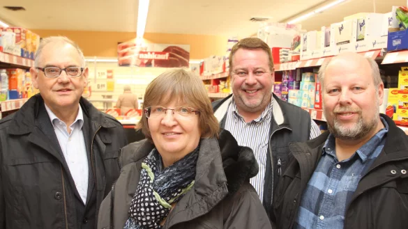 Machen sich f&uuml;r die Rettung des &bdquo;Nahkauf" in Silixen stark: Willi Schirrmacher (links), Rolf Sandmann (rechts) und Manfred Stoller mit B&uuml;rgermeisterin Monika Rehmert. - &copy; Jens Rademacher