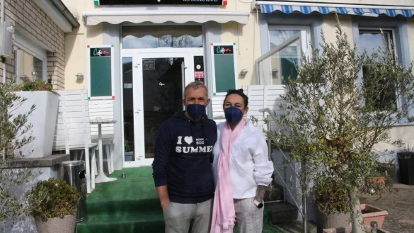 Antonio und Catrin Gentile stehen vor ihrem Restaurant. Hier sollen sie gegen Coronaschutzauflagen verstoßen haben. Jetzt drohen ihnen zwei Bußgelder in Höhe von insgesamt 7000 Euro. - © Freya Köhring