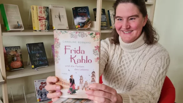 Ein Buch, das sie mit Genuss gelesen hat, wird Andrea Plat beim Büchernachmittag in der Blomberger Stadtbücherei vorstellen. Und sie hofft, dass sich auch noch weitere Leseratten mit frischer Nahrung einfinden werden. - © Marianne Schwarzer