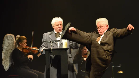 Und hoch das Bein: Udo Wachtveitl (links) und Miroslav Nemec bringen im ausverkauften Landestheater die Weihnachtsgeschichte nach Charles Dickens mit vollem K&ouml;rpereinsatz auf die B&uuml;hne. - &copy; Andr&eacute; Gallisch