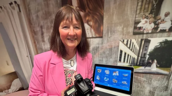 Andrea Eickhoff vom „Foto Team Eickhoff“ in Hillegossen sieht den Neuerungen optimistisch entgegen. Bei ihr sind die Fotos zwar deutlich teurer als bei der Bürgerberatung, dafür erhalte der Kunde aber einige Mehrwerte. - © Eike J. Horstmann