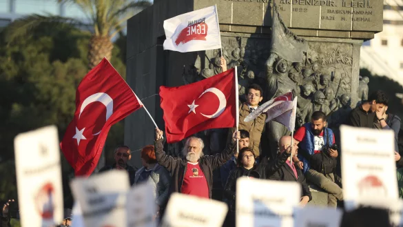 Anh&auml;nger der &laquo;Nein&raquo;-Bewegung protestieren am 18.04.2017 in Istanbul gegen das Ergebnis des Referendums. - &copy; dpa