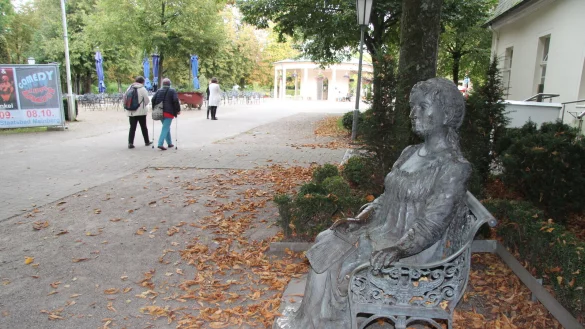 Stumm betrachtet F&uuml;rstin Pauline die Besucher des Kurparks Bad Meinberg. Derzeit m&uuml;ssen die Weichen daf&uuml;r gestellt werden, dass dem Kurort der Heilbad-Status erhalten bleibt. - &copy; Dieter Asbrock