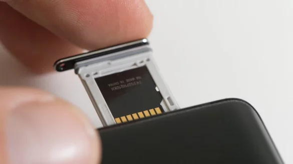 SIM-Karte - &copy; Foto: Robert G&uuml;nther/dpa-tmn