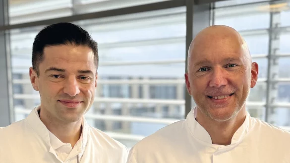 Oberarzt Dr. Fabian Nimczewski (links) und Universit&auml;ts-Professor Dr. Jens H&ouml;ppner, Direktor der Universit&auml;tsklinik f&uuml;r Allgemein- und Viszeralchirurgie, f&uuml;hren die robotergest&uuml;tzten Operationen an der
Bauchspeicheldr&uuml;se am Klinikum Lippe durch. - &copy; Klinikum Lippe