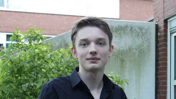 Leistungsdruck und Angst, nicht gut vorbereitet zu sein: Elias Bala, Sprecher der Landesschülervertretung, berichtet, was der Lehrermangel und der Unterrichtsausfall mit Schülern machen. - © LSV NRW