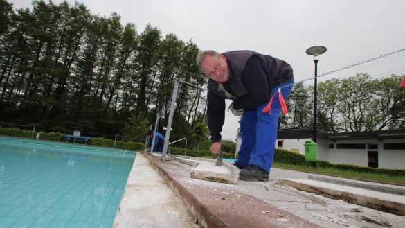 Uwe Auer vom Kalletaler Bauhof bei der Arbeit im Hohenhauser Freibad. - &copy; Jens Rademacher