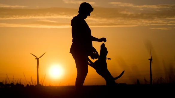 Frau und Hund - &copy; Foto: Julian Stratenschulte