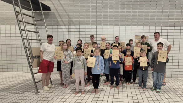 Nach der l&auml;ngeren Pause haben zahlreiche Kinder und Jugendliche am Ausdauerschwimmen in der Augustdorfer Kaserne teilgenommen. - &copy; DLRG Augustdorf