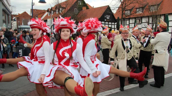 Tanzen sich warm: die Tanzgarde der TG Lage an der Kreuzung Lange Stra&szlig;e/Friedrichstra&szlig;e und der Elferrat der Liederheimer. - &copy; Cordula Gr&ouml;ne