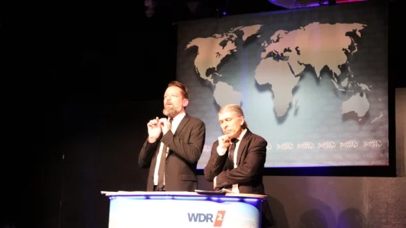 Adrian Engels und Markus Riedinger alias &bdquo;Onkel Fisch&ldquo; geben als Nachrichtensprecher der besonderen Art Vollgas im Ziegeleimuseum. - &copy; Sandra Castrup