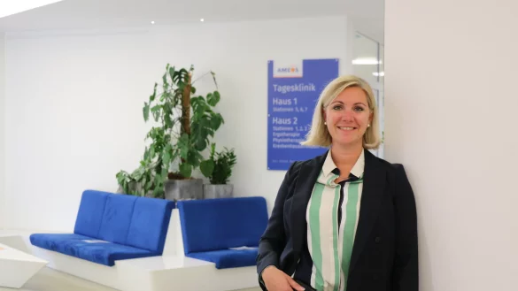 Cornelia Koch im Eingangsbereich des Ameos-Klinikums Bad Salzuflen. Seit 1. August ist sie hier Krankenhausdirektorin. - © Alexandra Schaller