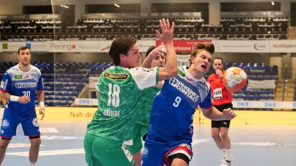 Jonathan Carlsbog&aring;rd ist zur&uuml;ck und spielt an Hans Lindberg vorbei seinen Linksau&szlig;en Bjarki Mar Elisson frei. - &copy; J&ouml;rg Hagemann