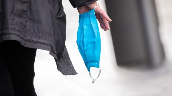 Das Tragen einer Mund-Nasen-Maske ist vielerorts verpflichtend - &copy; Foto: Mohssen Assanimoghaddam/dpa/dpa-tmn