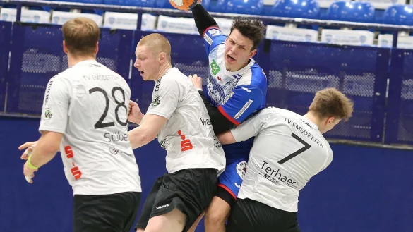 Kein Durchkommen f&uuml;r Frederik Simak gegen die Emsdettener Hintermannschaft. - &copy; Paul.Cohen