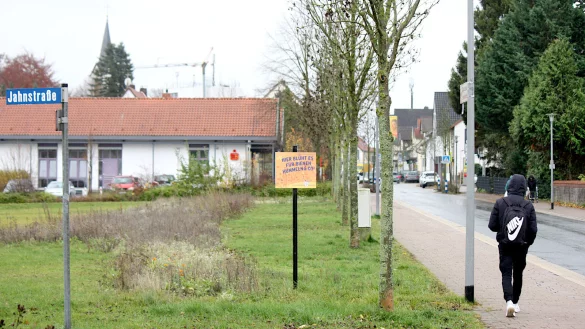 Dicht: Auf der Herforder Stra&szlig;e im Ortsteil Leopoldsh&ouml;he ist zu fast jeder Tageszeit viel Verkehr. Um ihn fl&uuml;ssig zu halten, wollen CDU und Gr&uuml;ne die Einfahrt zu den Parkpl&auml;tzen des geplanten Johanneshofes an die Jahnstra&szlig;e und den Johannesweg verlegen. - &copy; Thomas Dohna