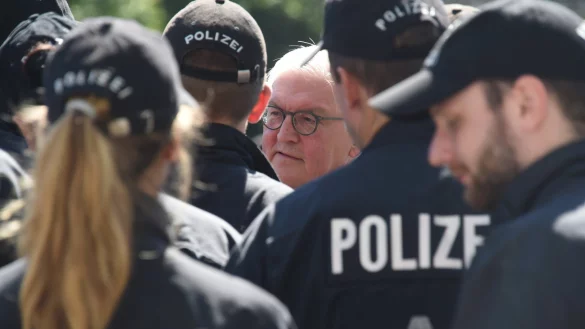 Pers&ouml;nlicher Dank: Bundespr&auml;sident Frank-Walter Steinmeier spricht vor den Messehallen in Hamburg mit Polizisten. - &copy; dpa