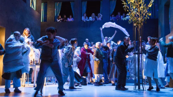 "Die Meistersinger von N&uuml;rnberg": Die Pr&uuml;gelszene am Ende des zweiten Aktes wird in der Detmolder Fassung zur gro&szlig;en Pyjama-Party. - &copy; Landestheater/Schomburg