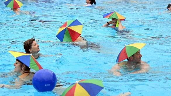 Er&ouml;ffnung des Freibads Sonnenbad - &copy; Foto: Uli Deck/dpa