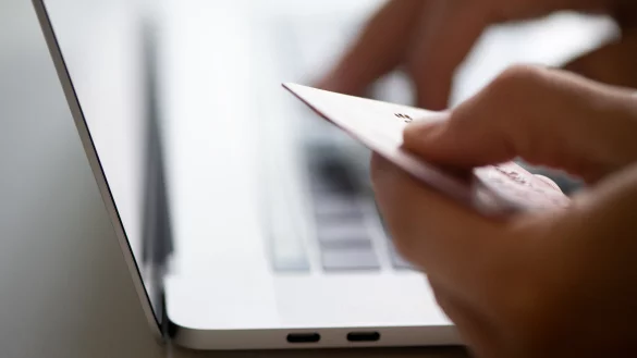 Seit Anfang des Jahres gibt es zwei Neuerungen beim digitalen Geldversand. - © Franziska Gabbert/dpa-tmn