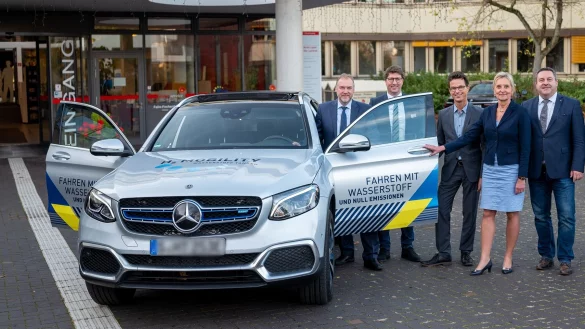 Der Kreis Lippe verfolgt eine ganzheitliche Strategie beim Thema Wasserstoff. Hier etwa bei der Veranstaltungen &bdquo;Wasserstoff - Kraftstoff der Zukunft?" mit regionalen Unternehmen im Herbst 2019 mit Olrik Meyer, Achim Oberw&ouml;hrmeier (KVG Lippe), Matthias Carl (IHK Lippe), Dr. Ute R&ouml;der (Fachbereichsleiterin Umwelt und Energie beim Kreis Lippe) und Dr. Axel Lehmann (von links). - &copy; Archivfoto: Kreis Lippe