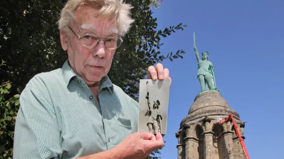 Karl-Heinz Blanke mit einem Foto von der Reinigung des Denkmals 1952, an der er mitgearbeitet hat. - &copy; Bernhard Preu&szlig;