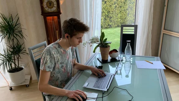 W&auml;hrend der Quarant&auml;ne vertreiben sich die drei ihre Zeit vor allem online. Computerspiele spielen, mit Freunden telefonieren oder f&uuml;r das Abitur lernen, so &uuml;berbr&uuml;cken Jason Veensma, Filia Herden und Carolin Pohl die Zeit in der Quarant&auml;ne. Carolin Pohl m&ouml;chte in dem Artikel ohne Foto erscheinen. - &copy; Jason Veensma