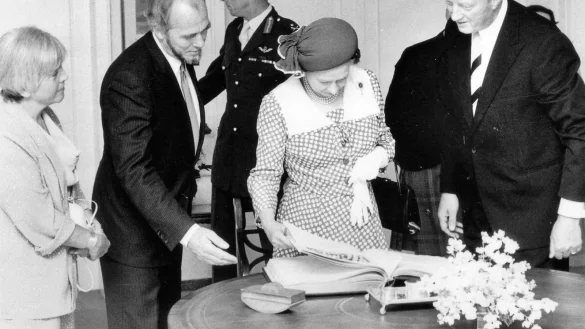 Die Queen in Oerlinghausen im Juli 1985. Beim Empfang im Haus des britischen Generals trug sie sich auch ins Goldene Buch der Stadt ein. Mit dabei waren B&uuml;rgermeister Horst Steink&uuml;hler und seine Ehefrau Waltraud, sowie der stellvertretende Stadtdirektor Egon Eikelmann (r.). - &copy; Repros: Horst Biere