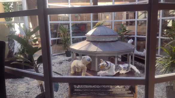 Viertklässler haben Tierplastiken in Gips gefertigt und ausgestellt. - © Isolde Frepoli