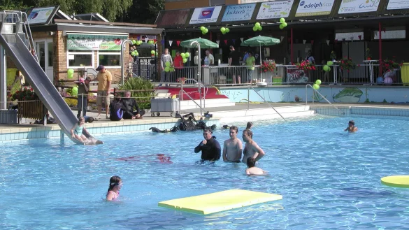 Quellfrisches Wasser lockt: Im Waldfreibad Hörste wird auf die Qualität des kühlen Nasses allerhöchsten Wert gelegt. Hier lässt es sich vortrefflich schwimmen, aber auch planschen und spielen. - © Privat