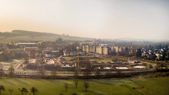 Neue Wohnungen sind in Sicht: Direkt am Braker Weg sind in Nachbarschaft zum Bahnhof und den Berufskollegs mehrere Appartementhäuser für Studenten im Bau. Rechts im Bild sind die Bodenplatten zu sehen, links stehen schon die ersten Wände. Dahinter, auf der teils noch grünen Wiese (Mitte, rechts) gibt es einige Bauplätze für Einfamilienhäuser. - © Torben Gocke