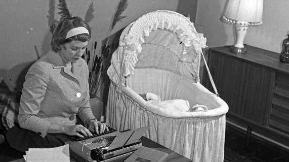 Baby schl&auml;ft, Mutti arbeitet: So l&auml;uft es eben nicht - oder nur ganz selten. - &copy; picture alliance/United Archives