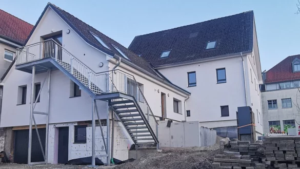 Warum der Umbau des Gebäudes Mittelstraße 32 in Bösingfeld - hier die Rückansicht von der Nordstraße - die Gemeinde weitere 400.000 Euro kostet, soll aufgeklärt werden. - © Sylvia Frevert