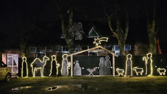 Unter der Woche sind nicht alle Elemente erleuchtet, aber am 4. Advent wird es wieder soweit sein - au&szlig;erdem gibt es ein besonderes Treffen an der Sch&uuml;tzenstra&szlig;e 1. - &copy; Astrid Sewing